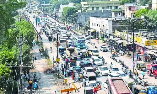 सड़क निर्माण कार्यों में नगर निगम की बड़ी लापरवाही, दो माह बाद किया जा रहा फोरलेन सड़क रेस्टोरशन सड़क निर्माण कार्यों में नगर निगम की बड़ी लापरवाही, दो माह बाद किया जा रहा फोरलेन सड़क रेस्टोरशन
