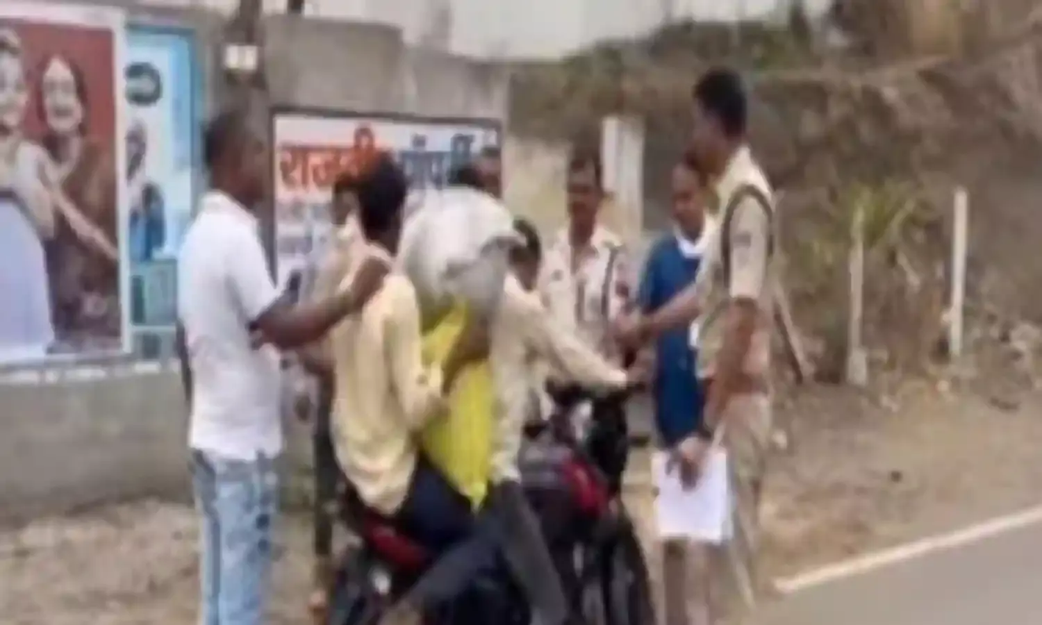 बाइक से 21 किलो की बोरी ले जा रहे थे दो युवक, चेकिंग में पुलिस को मिली ऐसी चीज, देखकर उड़ गए होश