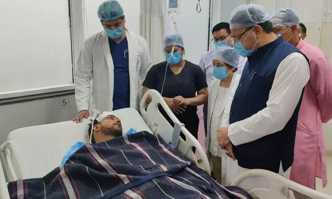 सीएम पुष्कर सिंह धामी ने एम्स में भर्ती घायलों से की मुलाकात, अब तक 14 लोगों की मौत