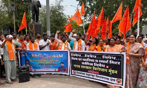 स्मार्ट मीटर और बिजली महंगी होने के विरोध में शिवसेना ने किया मुंडन आंदोलन स्मार्ट मीटर और बिजली महंगी होने के विरोध में शिवसेना ने किया मुंडन आंदोलन