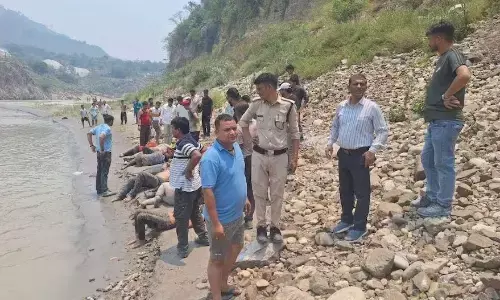 बद्रीनाथ हाईवे पर 17 लोगों को ले जा रहा टैंपो अलकनंदा नदी में गिरा, 8 की मौत, रेस्क्यू ऑपरेशन जारी बद्रीनाथ हाईवे पर 17 लोगों को ले जा रहा टैंपो अलकनंदा नदी में गिरा, 8 की मौत, रेस्क्यू ऑपरेशन जारी