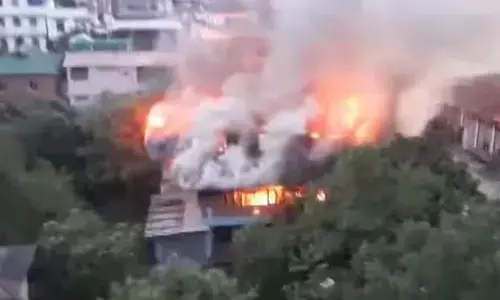 मणिपुर में जारी हिंसा के बीच मुख्यमंत्री एन बीरेन सिंह के सीएम आवास के नजदीक बंगले में लगी भीषण आग,  इलाके में फैली दहशत मणिपुर में जारी हिंसा के बीच मुख्यमंत्री एन बीरेन सिंह के सीएम आवास के नजदीक बंगले में लगी भीषण आग,  इलाके में फैली दहशत