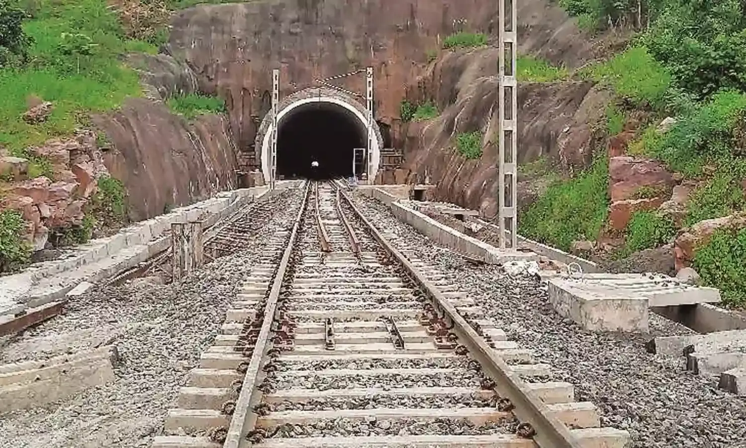 बारिश में दिल्ली लाइन पर ट्रेनों की गति को धीमी कर सकते हैं 19 संवेदनशील प्वाइंट