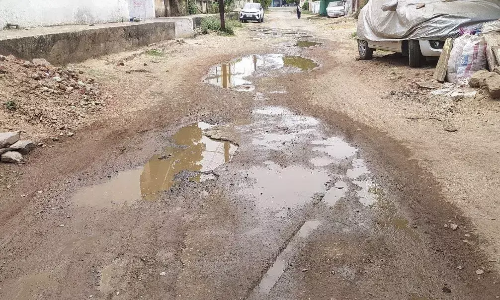 गांव से भी बदतर सडकें, स्ट्रीट लाइट खराब, लगे गंदगी के ढेर