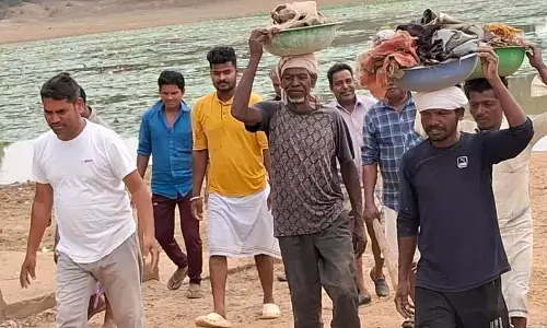 जल गंगा संवर्धन अभियान में सफाई कर्मियों के भरोसे तालाबों की सफाई जनभागीदारी से होने वाली सफाई में नहीं जुड़ रहे आमजन जल गंगा संवर्धन अभियान में सफाई कर्मियों के भरोसे तालाबों की सफाई जनभागीदारी से होने वाली सफाई में नहीं जुड़ रहे आमजन