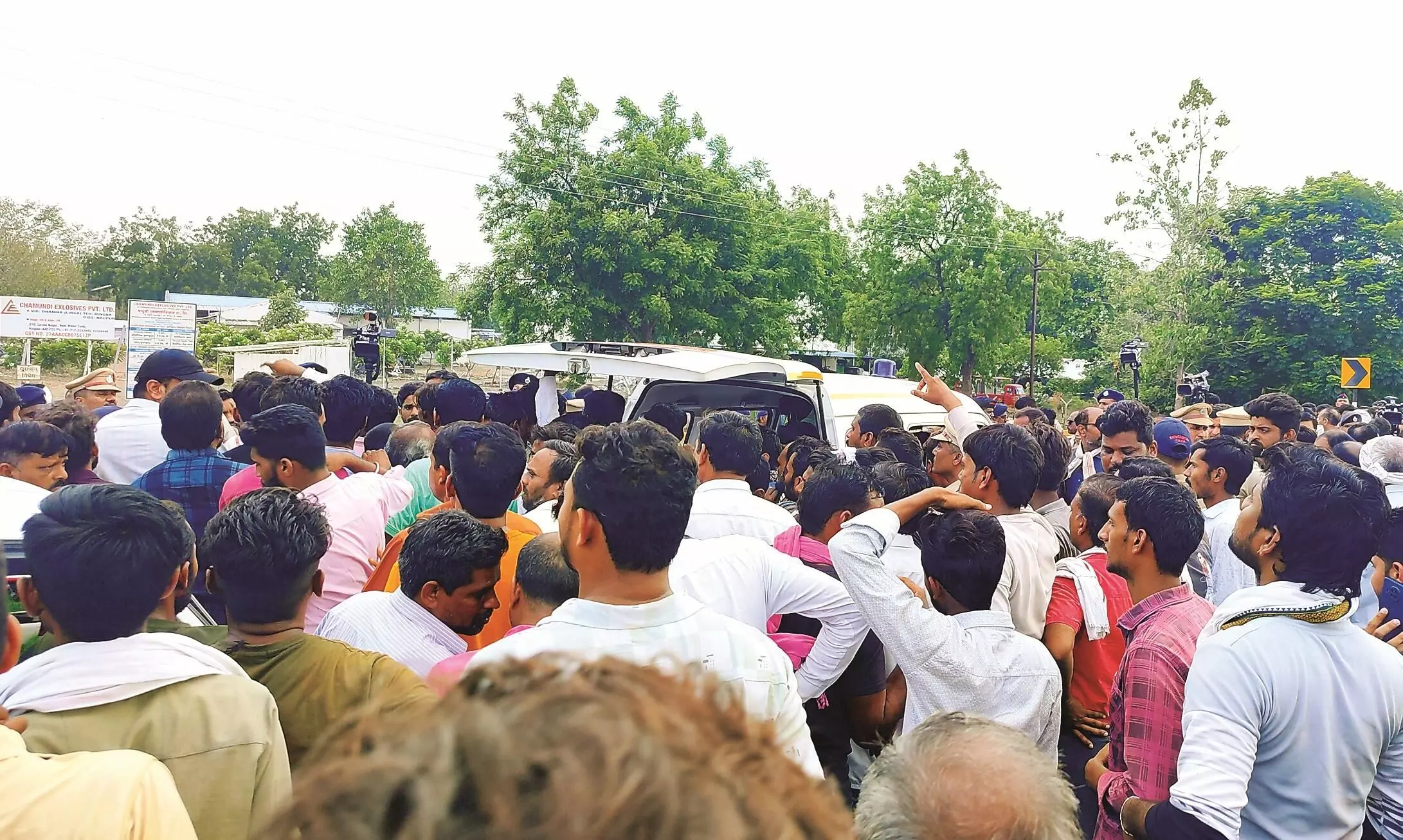पीड़ित तड़पते रहे, 3 थाने सीमा विवाद में उलझे, इसलिए डेढ़ घंटे बाद पहुंची पुलिस पीड़ित तड़पते रहे, 3 थाने सीमा विवाद में उलझे, इसलिए डेढ़ घंटे बाद पहुंची पुलिस
