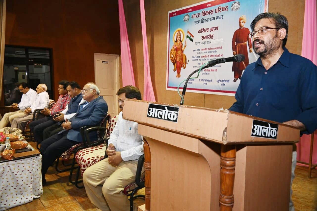 भारत का संविधान प्रत्येक नागरिक को पढ़ना चाहिए : न्यायमूर्ति मनोहर ममतानी