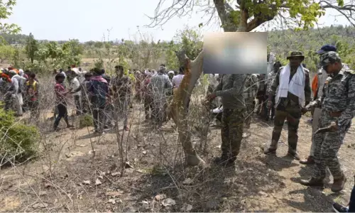 लापता चौकीदार की पेड़ पर लटकती मिली लाश, हत्या का संदेह, परिजनों ने साथियों पर लगाया आरोप लापता चौकीदार की पेड़ पर लटकती मिली लाश, हत्या का संदेह, परिजनों ने साथियों पर लगाया आरोप