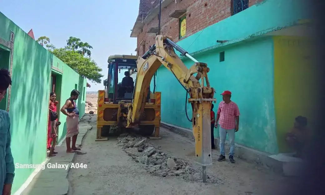 नल से जल के लिए पंचायतों की लाखों की सीसी पर चल रही है जेसीबी, पाइप लाइन डालने के नाम पर मनमाने तरीके से उखाडी जा रही गांव की सड़के