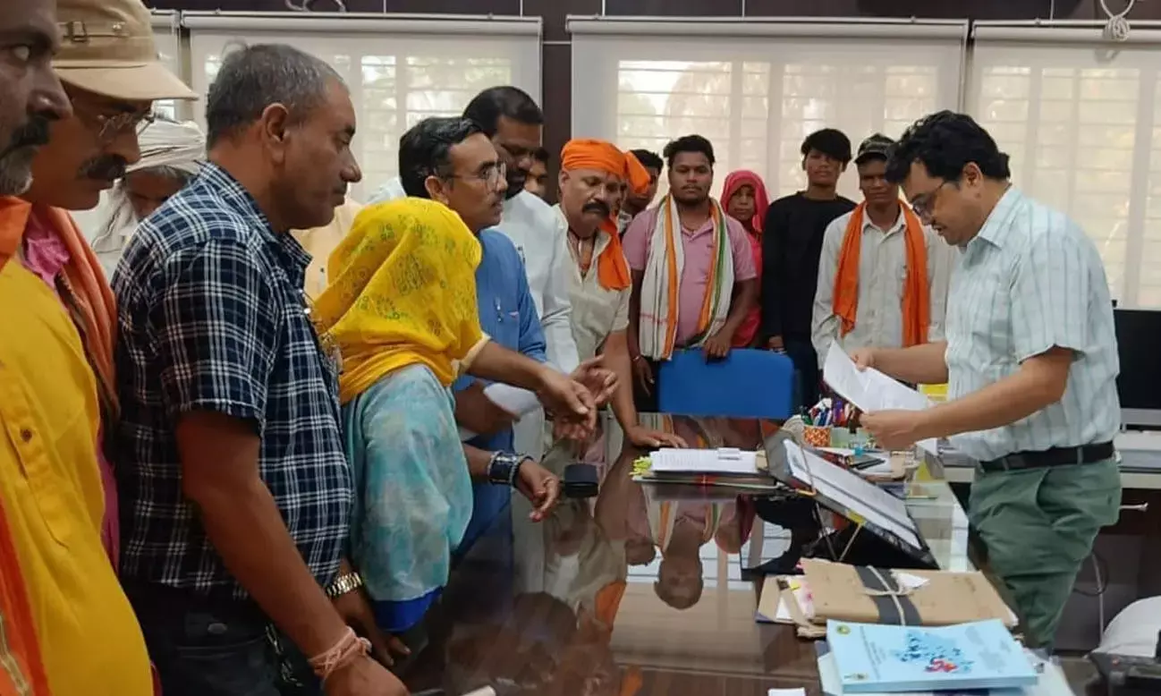एसडीएम के खिलाफ ग्रामीणों ने की नारेबाजी