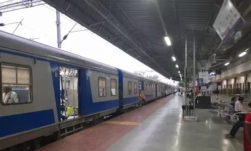 आरामदायक यात्रा के लिए एसी कोच में रिजर्वेशन कराने के बाद भी परेशान हो रहे यात्री