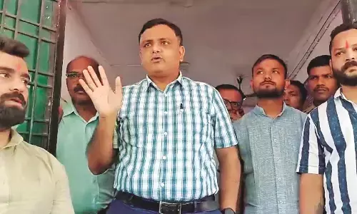 गोवंश की गाड़ियां रोकने पर गोरक्षक प्रमुख को दी गोली मारने की धमकी गोवंश की गाड़ियां रोकने पर गोरक्षक प्रमुख को दी गोली मारने की धमकी