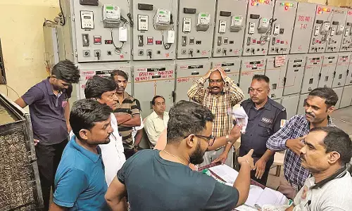 घंटों अंधेरे और गर्मी से व्याकुल होकर महावितरण कार्यालय में घुसे नागरिक