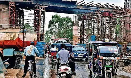 किसी गाँव की पुलिया के अंदाज में फ्लाईओवर एक्सटेंशन का निर्माण किसी गाँव की पुलिया के अंदाज में फ्लाईओवर एक्सटेंशन का निर्माण