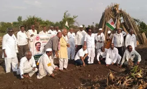 अमरावती के अंजनगांव में प्रतिबंधित एचटीबीटी कपास की बुआई कर जताया रोष अमरावती के अंजनगांव में प्रतिबंधित एचटीबीटी कपास की बुआई कर जताया रोष