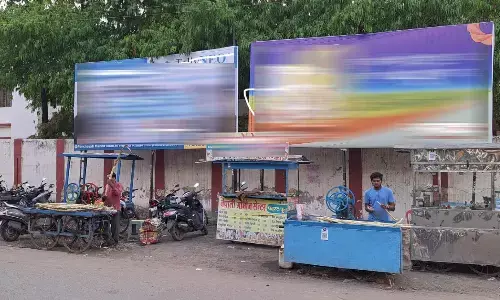 ट्रैफिक पुलिस से बिना एनओसी टांग दी होर्डिंग ट्रैफिक पुलिस से बिना एनओसी टांग दी होर्डिंग