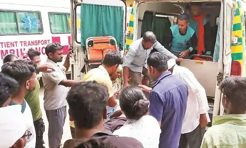 टिप्पर की टक्कर से दोपहिया सवार घायल, जवाहर गेट के सामने हुआ सड़क हादसा