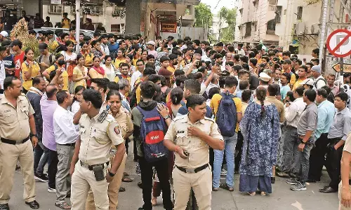 फिट्जी क्लासेस प्रकरण, 50 छात्रों ने क्लास छोड़ा, पैसा देने में की जा रही आनाकानी