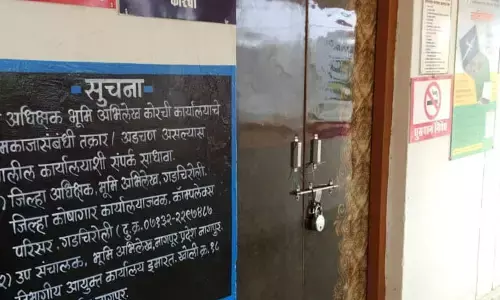 कोरची के भूमि अभिलेख कार्यालय पर लटका था ताला, बंद होने के कुछ समय पहले खोला