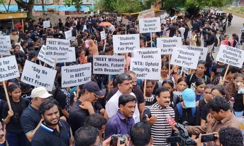 नीट में हुई धांधली के खिलाफ सड़क पर उतरे सैकड़ों विद्यार्थी नीट में हुई धांधली के खिलाफ सड़क पर उतरे सैकड़ों विद्यार्थी