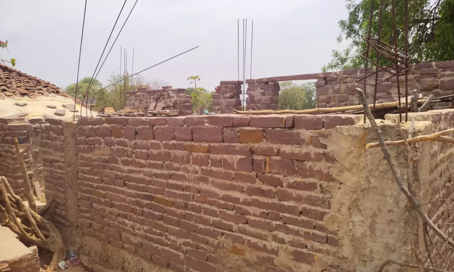 आधुनिकता के युग से पिछड़ा टिकरिया गांव के आदिवासी,  बदहाल स्थिति में जीवन यापन