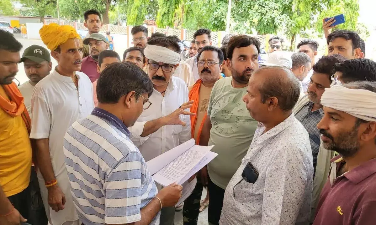 पौनांग तालाब पर बीच मेढ़ बाउंड्रीवाल निर्माण के विरोध में उतरे नागरिक