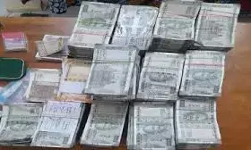 रिपोर्ट देने मांगी घूस,  मेडिकल कॉलेज का वरिष्ठ सहायक व लिपिक गिरफ्तार