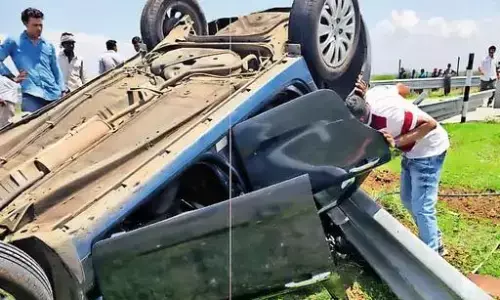 समृद्धि महामार्ग पर पलटी कार, 2 लोग हुए घायल, वैजापुर के पास हुई दुर्घटना