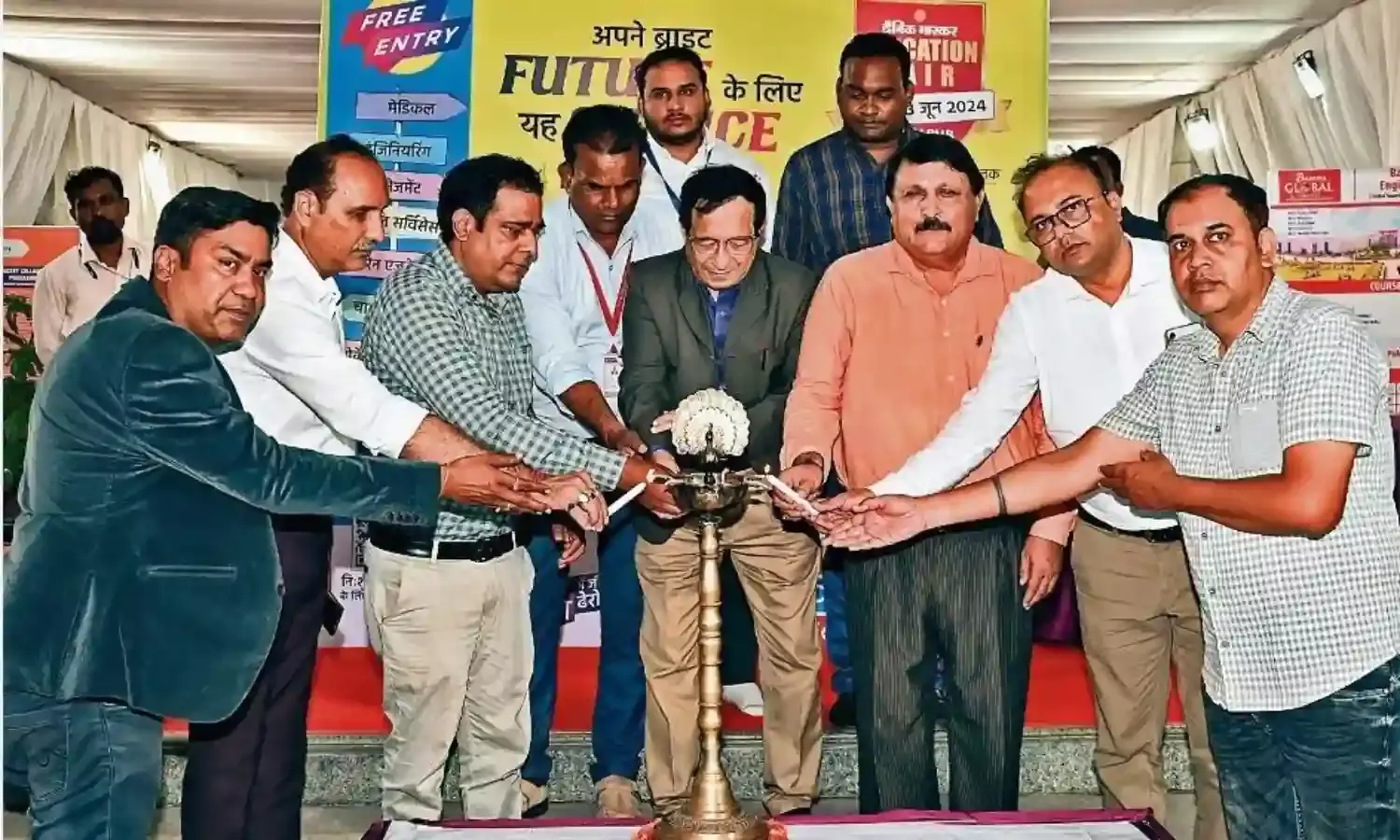 पहले दिन अभिभावकों के साथ पहुँचे विद्यार्थी, कैरियर को लेकर विशेषज्ञों से मिला मार्गदर्शन