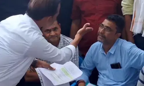 गालीगलौच मामला : सांसद धानोरकर के भाई समेत 9 लोगों के खिलाफ अपराध दर्ज गालीगलौच मामला : सांसद धानोरकर के भाई समेत 9 लोगों के खिलाफ अपराध दर्ज