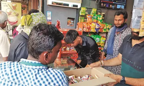 अब जागा प्रशासन : स्कूलों के सामने नशा परोस रहे पानठेलों को मनपा ने हटाया