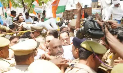 एग्जाम में पेपर लीक के खिलाफ लखनऊ में कांग्रेस ने किया प्रदर्शन, प्रदेश अध्यक्ष अजय राय समेत 100 कांग्रेस कार्यकर्ता गिरफ्तार