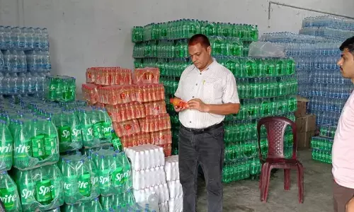 बिना लाइसेंस चल रही कोका-कोला एजेंसी सील, खाद्य सुरक्षा टीम ने की कार्रवाई