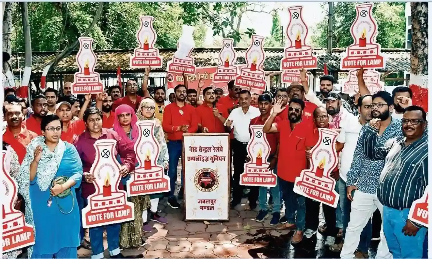 एम्प्लाॅईज यूनियन ने निकाली रैली तो उधर मजदूर संघ ने सभा आयोजित की