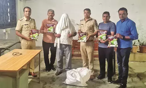 कपास के नकली बीज बेचने वाले गिरोह का भंडाफोड़, 1 गिरफ्तार, दो आरोपी हुए फरार कपास के नकली बीज बेचने वाले गिरोह का भंडाफोड़, 1 गिरफ्तार, दो आरोपी हुए फरार