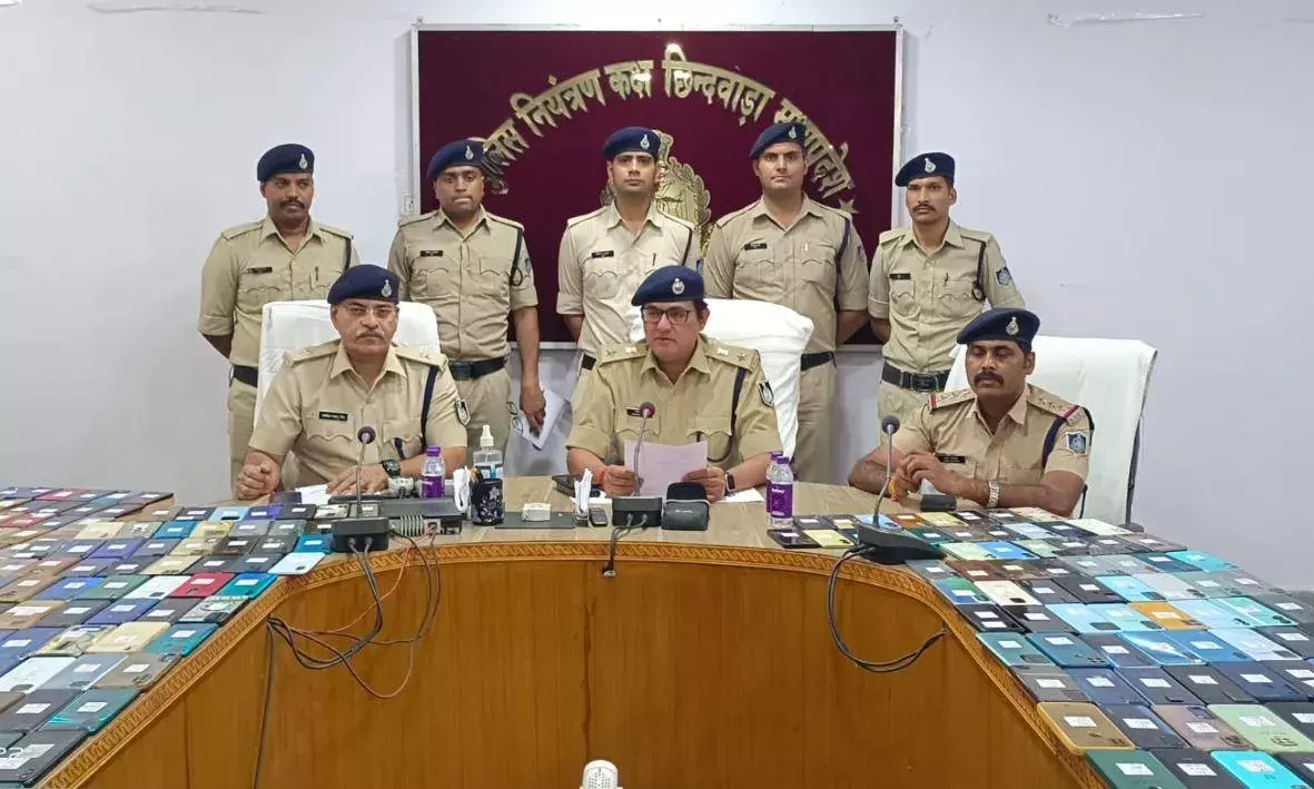 अपना गुम मोबाइल पाकर खिल उठे चेहरे, साइबर टीम ने 67 लाख कीमत के मोबाइल खोज निकाले
