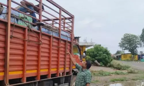 फूड टीम ने पकड़ा कोल्ड्रिंक्स से भरा ट्रक, बिना लाइसेंस परिवहन करने पर फर्म को थमाया नोटिस फूड टीम ने पकड़ा कोल्ड्रिंक्स से भरा ट्रक, बिना लाइसेंस परिवहन करने पर फर्म को थमाया नोटिस