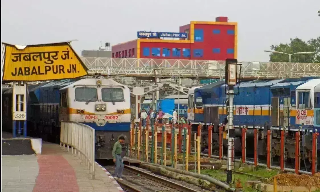 स्मार्ट सड़क पर चैम्बर कहीं गायब, तो कहीं उखड़े, हादसे का शिकार हो रहे वाहन चालक स्मार्ट सड़क पर चैम्बर कहीं गायब, तो कहीं उखड़े, हादसे का शिकार हो रहे वाहन चालक