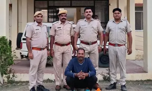 पैरोल से फरार बंदी को गुजरात से पकड़ लाई स्पेशल टीम, तीन माह से दे रहा था चकमा पैरोल से फरार बंदी को गुजरात से पकड़ लाई स्पेशल टीम, तीन माह से दे रहा था चकमा