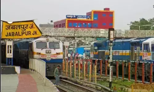 स्मार्ट सड़क पर चैम्बर कहीं गायब, तो कहीं उखड़े, हादसे का शिकार हो रहे वाहन चालक