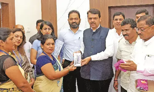 जिले की 1910 आशा सेविकाओं को देंगे एंड्रायड फोन, एक-एक सेविका को किया वितरण