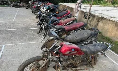 क्लीनिक संचालक से पैसे मांगने पर 3 पकड़ाए, बाइक जब्त क्लीनिक संचालक से पैसे मांगने पर 3 पकड़ाए, बाइक जब्त