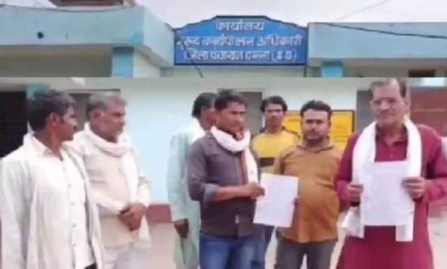 ग्राम पंचायत बीरा के पंचो ने जिला पंचायत सीईओ को सौंपा ज्ञापन