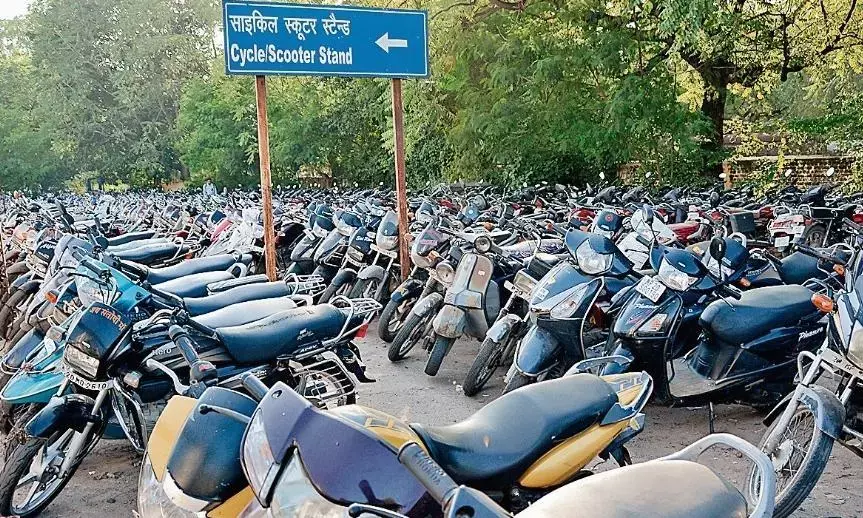 समय-सीमा समाप्त फिर भी संचालित हो रहा रेलवे प्लेटफॉर्म-1 का पार्किंग ठेका