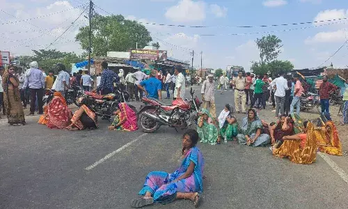 तिहरे हत्याकांड में परिजनों ने मुख्य मार्ग पर किया चक्काजाम, बड़ी तादात में पुलिस बल रहा तैनात तिहरे हत्याकांड में परिजनों ने मुख्य मार्ग पर किया चक्काजाम, बड़ी तादात में पुलिस बल रहा तैनात