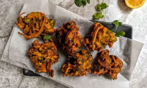 नाश्ते में बनाएं गर्मा-गर्म पालक कॉर्न के स्वादिष्ट पकौड़े, इस आसान रेसिपी से