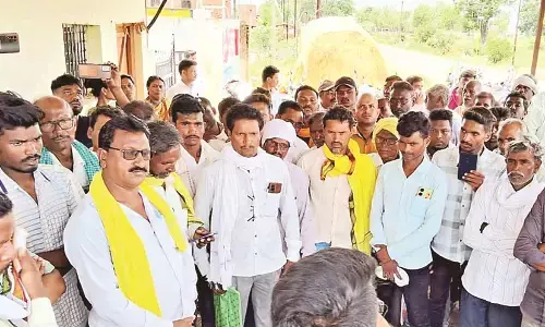 ट्रैक्टर दो या फिर पैसे वापस करो - 2 सौ किसानों ने कंपनी कार्यालय पर बोला हल्ला ट्रैक्टर दो या फिर पैसे वापस करो - 2 सौ किसानों ने कंपनी कार्यालय पर बोला हल्ला