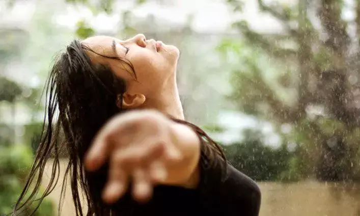 बारिश के मौसम में खराब हो सकते हैं आपके सुंदर बाल, इस टिप्स के साथ रखे बालों का खास ख्याल