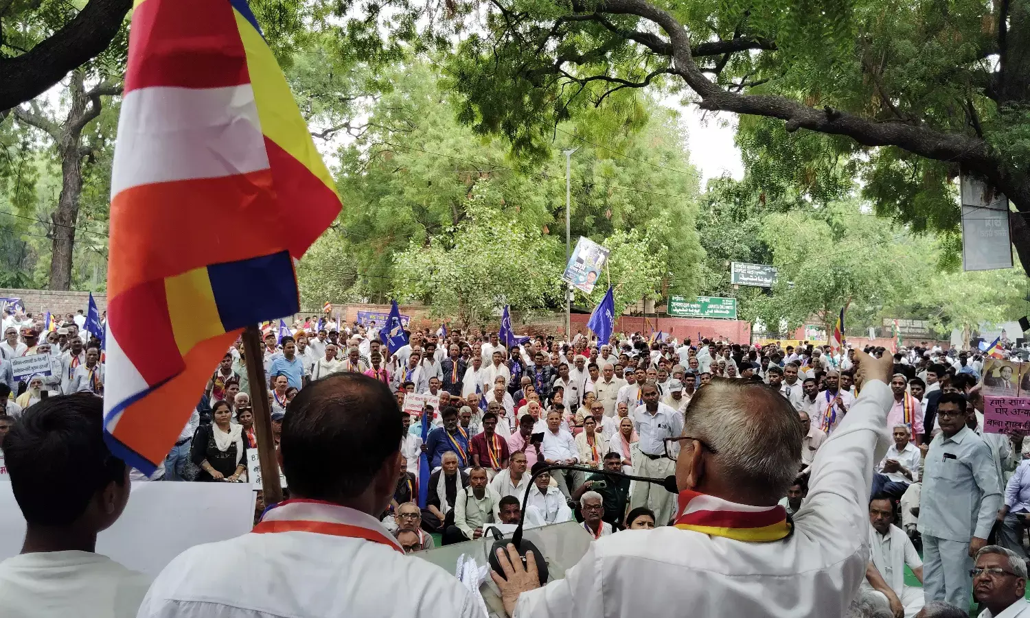 संसद से डॉ आंबेडकर की मूर्ति हटाए जाने के विरोध में प्रदर्शन, सपा ने कहा - सेंगोल की जगह लगे संविधान की प्रति