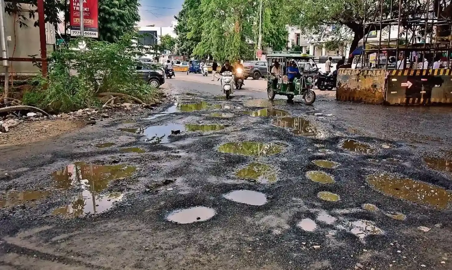 सीमा विवाद में जर्जर पड़ा लिंक रोड को जोड़ने वाला बड़ा हिस्सा